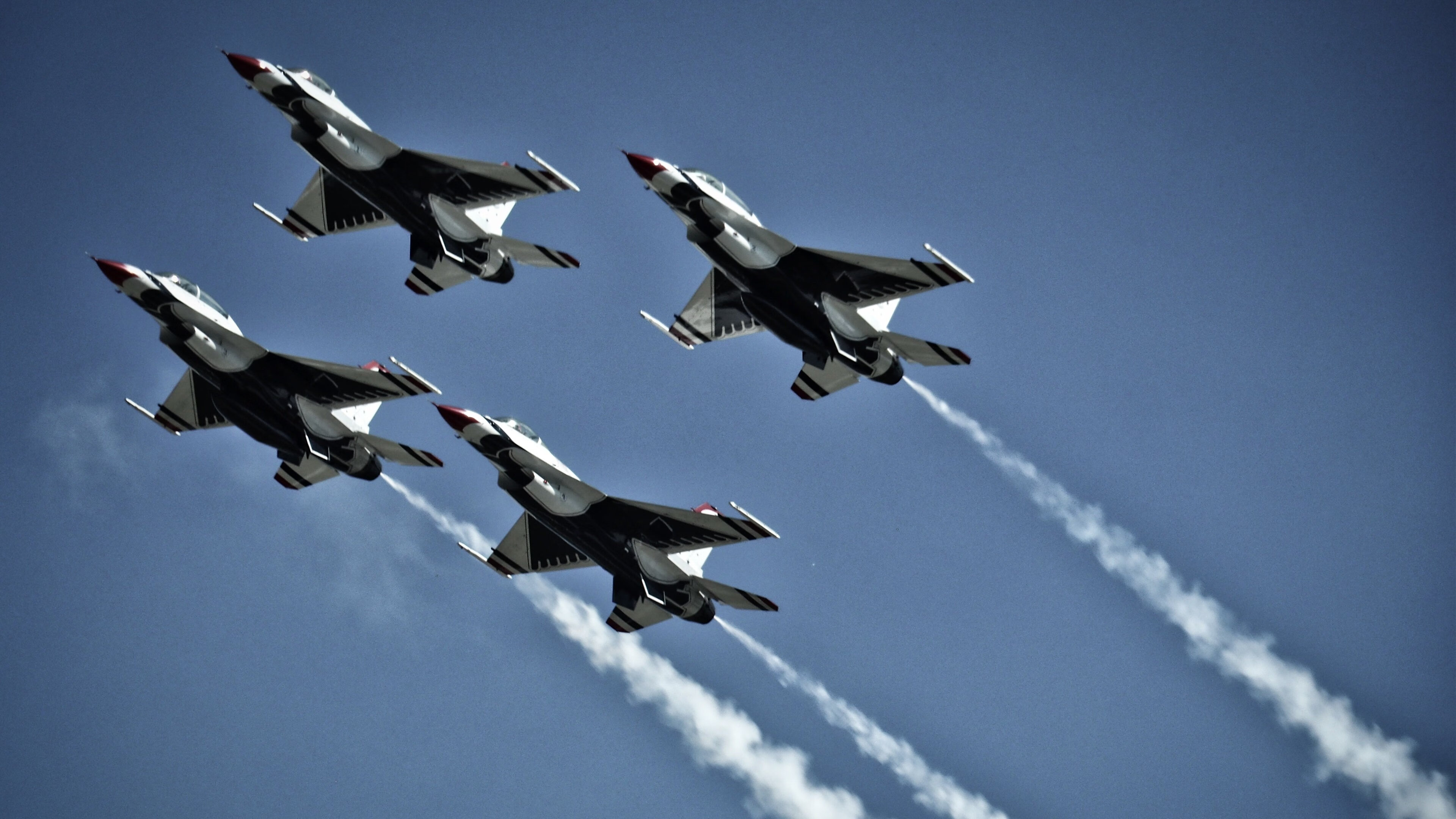 社交媒体热议国足比赛，话题不断，国足评论文章